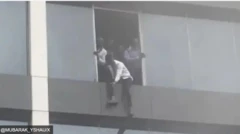 Àwọn èèyàn tí ojú wọn kò hàn dáadáa tí wọ́n fẹ́ gba ojú fèrèsé bọ́ sílẹ̀