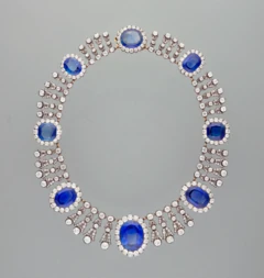 Colar com diamantes e pedras azuis