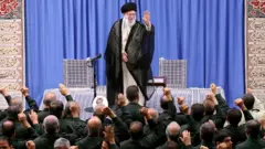 آیت‌الله خامنه‌ای: "باید با جدیت کامل کاهش تعهدات اتمی را ادامه دهیم"