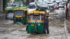 Bajai di tengah banjir di Delhi