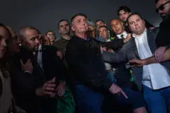 Jair Bolsonaro cercado por parlamentares