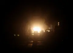 Яркий свет во время светомаскировки в Амритсаре, также виден силуэт человека