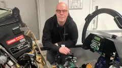 Timo Toikkanen frente a la cabina de un simulador de vuelo