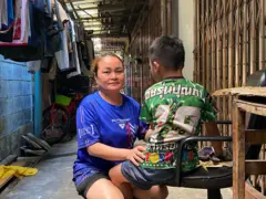  ลัดดา ลังสุวรรณ ผู้อาศัยในชุมชนวัดดวงแข กับลูกชายวัย 6 ขวบ