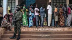 Umusirikare w'u Rwanda acunze umutekano mu matora i Bangui muri Central Africa Republic, 27/12/2020