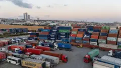Limanda çok sayıda konteyner yüklü tır var. 