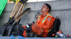 Un bombero salvadoreño descansa con los ojos cerrados en medio de las operaciones tras los terremotos del 24 de junio, en La Guaira, Venezuela.
