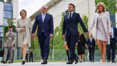 فرانک والتر اشتاین‌مایر رئیس‌جمهور آلمان به همراه همسرش الکه بودنبندر و امانوئل مکرون رئیس‌جمهور فرانسه به همراه همسرش بریژیت مکرون، در بازدید از «جشنواره دموکراسی» در برلین
