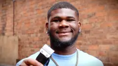 هاوي ملاكمة يقص شعر المشردين بالمجان