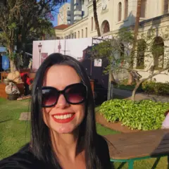 Mulher branca posa no Museu da Imigração