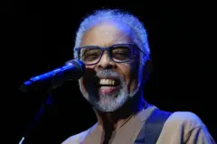 O cantor Gilberto Gil e um microfone