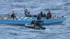 Militares britânicos interceptam, em águas internacionais do Caribe, uma lancha com uma carga de duas toneladas de cocaína.