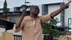 Ọkunrin to gbe agogo dani, naka si ọọkan
