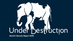 Логотип «Мюнхенского отчета» от 2026 года: белый слон, как будто бы разбитый на куски, на темно-синем фоне. Под ним надпись — Under Destruction. Ниже, более мелкими буквами, написано Munich Security Report 2026.
