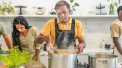 சமைத்த உணவை சூடுபடுத்திச் சாப்பிடுவதால் ஆபத்தா? செய்ய வேண்டியவை, செய்யக் கூடாதவை என்ன?