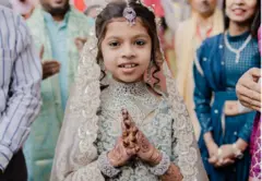 देवांशी संघवीको जन्म सम्पन्न परिवारमा भएको थियो 