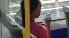 Obinrin to n tẹ foonu rẹ