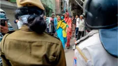 দিল্লির শাহীনবাগে ধরনা মঞ্চ তুলে দেয়ার পর পুলিশের সাথে বাক-বিতণ্ডায় জড়ায় স্থানীয় বাসিন্দারা।