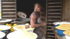 Sọọbu itaja kan pẹlu ọlọja ibẹ