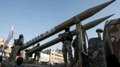 Hamas ve diğer Filistinli grupların elinde çeşitli silahların olduğu iddia ediliyor