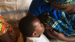 Umubyeyi uri konsa umwana we
