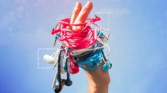 손에 감겨있는 여러 종류의 유선 이어폰 