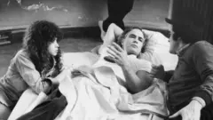 Schneider, Brando e Bertolucci no set de filmagem de 'Último Tango em Paris'