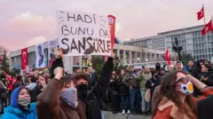 Saraçhane'de gençler, arkada Atatürk resmi, birinin elinde "Hadi bunu da sansürle" yazan bir pankart var