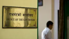 नेपाल राष्ट्र ब्याङ्कका गभर्नरको कार्यालय। पृष्ठभूमिमा एक जना कर्मचारी कोठाभित्र प्रवेश गरिरहेको देख्न सकिन्छ।