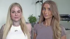 Retrato de Gia Clarke e Lily Phillips, criadoras de conteúdo do OnlyFans. Gia, à esquerda, veste uma regata branca e tem tatuagens no pescoço e nos ombros, emolduradas por longos cabelos loiros. Lily, à direita, usa uma camiseta escura e tem cabelos castanho-claros ondulados. Ambas olham para a câmera e sorriem discretamente