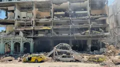 Escombros tras la explosión en el hotel Saratoga
