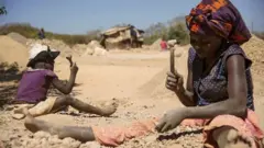 Abereze bavuga izi kompanyi zigura ayo mabuye y'agaciro zifite uruhare mu mfu no gukoremereka kw'abana bashora muri ibi birombe