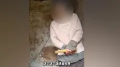 Una captura de pantalla del video muestra a la mujer con una cadena al cuello de pie en la cabaña