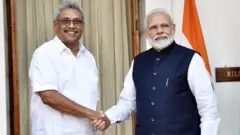 राष्ट्रुपति गोटाभया राजपक्षे से हाथ मिलाते हुए पीएम नरेंद्र मोदी