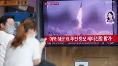 북한 미사일 발사 뉴스를 보는 시민들