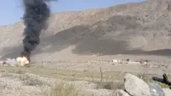 دا تصویر د قرغیزستان پوله ساتو ځواکونو له یوې خپرې شوې ویډیو اخیستل شوی چې په وینا یې د نښتو له سیمې ثبت شوې ده.