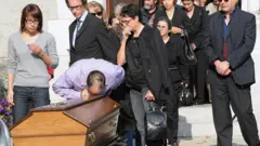 Familia junto a ataúd