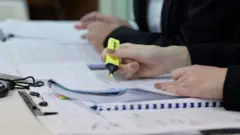 تؤدي مواجهتنا لإخفاقاتنا وإلقاؤنا الضوء عليها بروح متعاطفة مع النفس وليس من منطلق جلد الذات؛ إلى إتاحة الفرصة لنا لاستخلاص الدروس من هذه التجارب