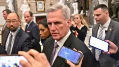 6回目の投票でも過半数を得られず議場を離れる共和党のマカーシー下院院内総務（4日、ワシントン）