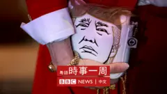 美國佛羅里達奧蘭多共和黨保守派政治行動會議（CPAC）上一位與會女士拿著繡上特朗普造型的手袋（26/2/2022）