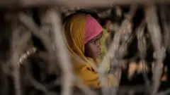 Une fillette réfugiée somalienne dans un abri de fortune au complexe de réfugiés de Dadaab, dans le nord-est du Kenya.