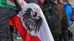 রাইখসবার্গার সমর্থকদের হাতে পুরোনো জার্মান পতাকা