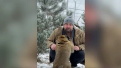 तोस्या नामक बाँदर र उसलाई उद्धार गर्ने पशुचिकित्सक लिओनिड