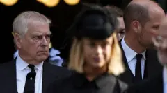 Były książę Andrzej, opuszcza Katedrę Westminsterską w Londynie 16 września 2025 r. po mszy żałobnej, katolickim nabożeństwie żałobnym za zmarłą Katarzynę, księżną Kentu.