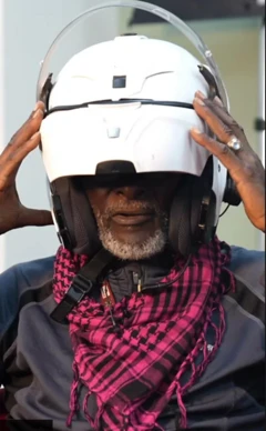 Ibi sofekun pẹlu akoto alupupu rẹ