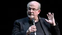 Nhà văn Salman Rushdie 