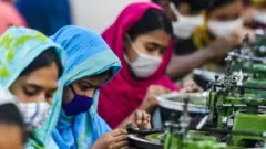 বকেয়া বেতন-ভাতা, বোনাসসহ নানা দাবিতে শ্রমিকদের আন্দোলনে অস্থির পোশাক খাত।