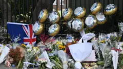 نُصب تذكاري عند زاوية شارع وارنرز وشارع وايروا في موقع إطلاق النار الذي وقع أمس في شاطئ بوندي، في سيدني، أستراليا، 15 ديسمبر/كانون الأول 2025. وتعيش أستراليا حالة حداد بعد أن فتح مسلحون النار على شاطئ بوندي، ما أسفر عن مقتل 15 شخصًا على الأقل في هجوم استهدف احتفالات الجالية اليهودية بعيد حانوكا اليهودي، في 14 ديسمبر/كانون الأول. وقُتل أحد المسلحين المزعومين خلال الحادث.