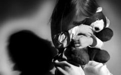 Показував порно і торкався. У Сумах засудили художника за розбещення семирічних дівчат