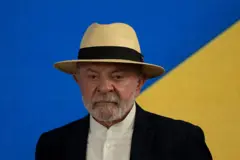 Lula usando um chapéu durante evento do governo. 
